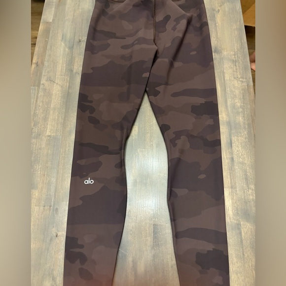 ALO yoga leggings size Medium LIKE NEW! - Picture 2 of 3